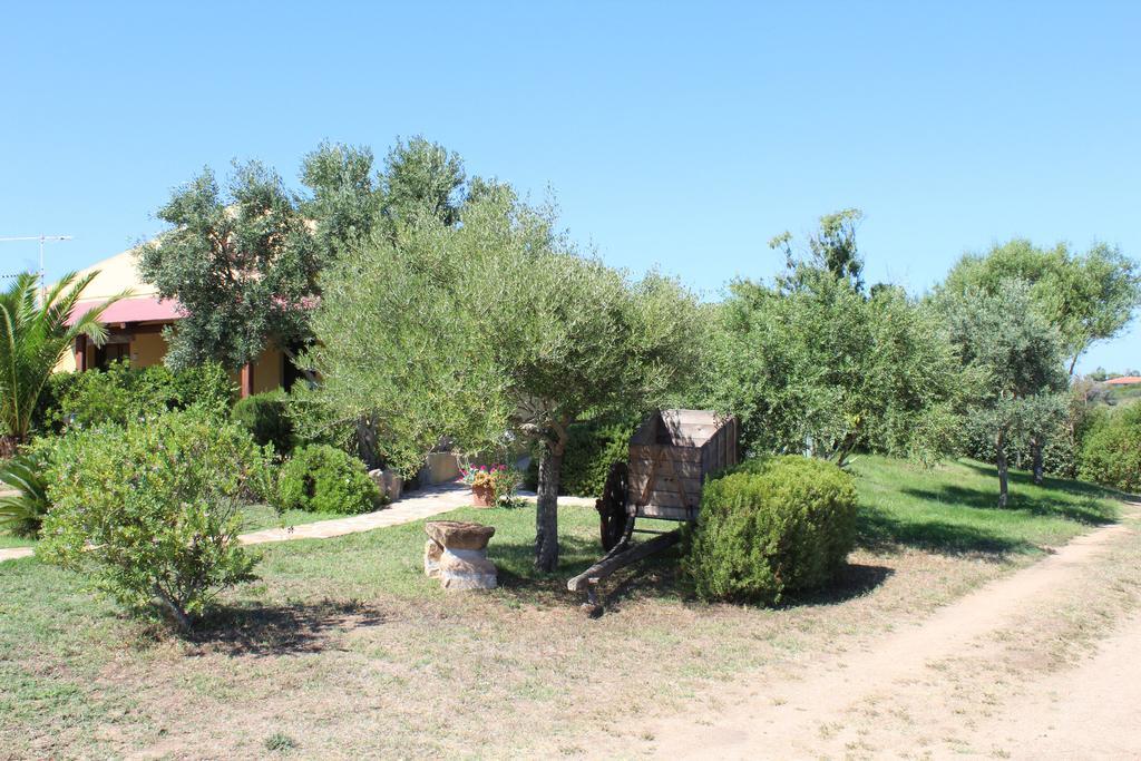 Agriturismo Campesi Casale Tra Le Vigne Aglientu Exterior photo